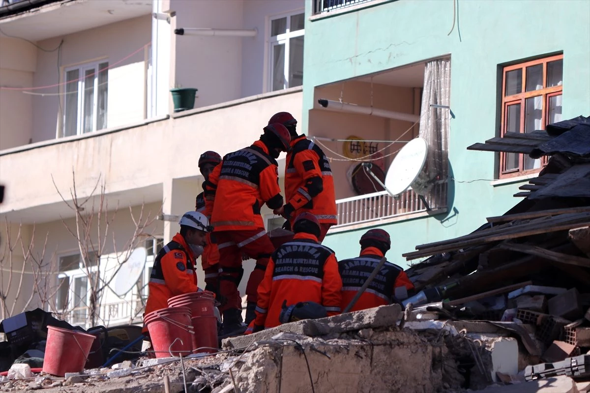 Elazığ\'daki deprem sonrası yürütülen çalışmalarla ilgili haberlerimizi derleyerek yeniden...