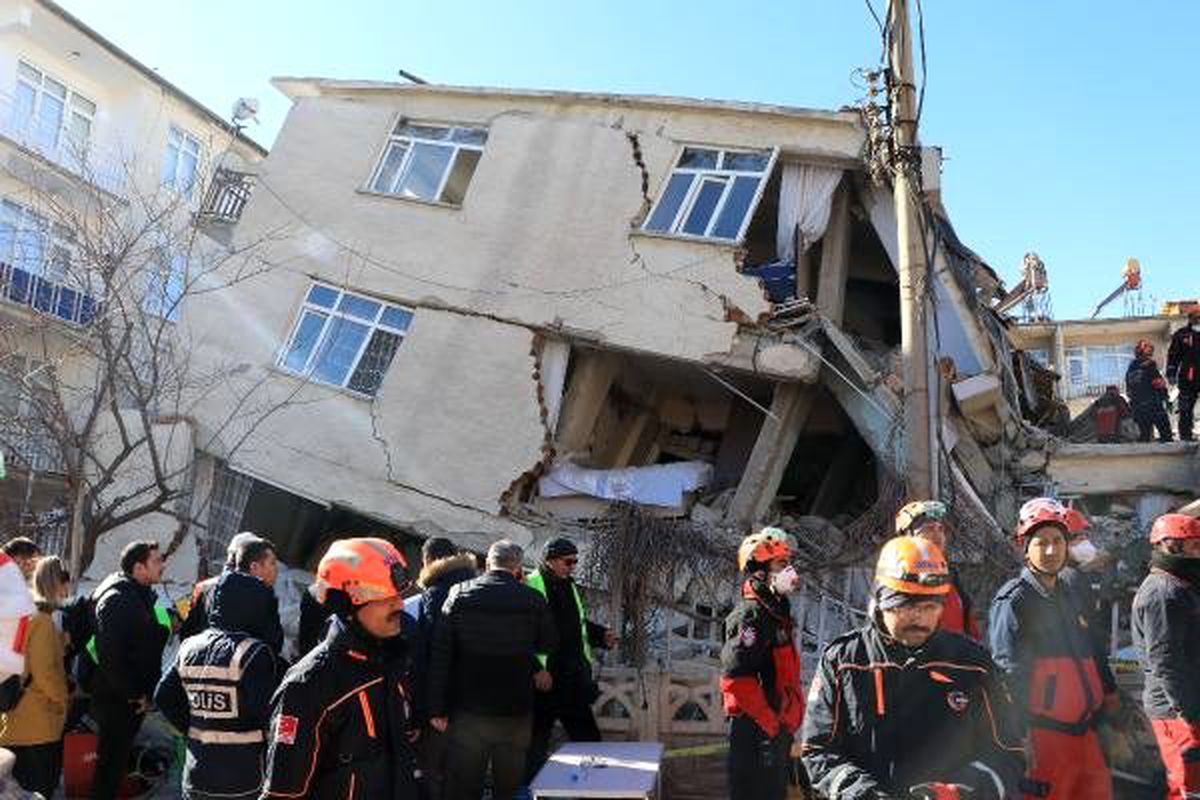 Elazığ\'daki depremde 22 kişi öldü, 40 kişi enkaz altından kurtarıldı
