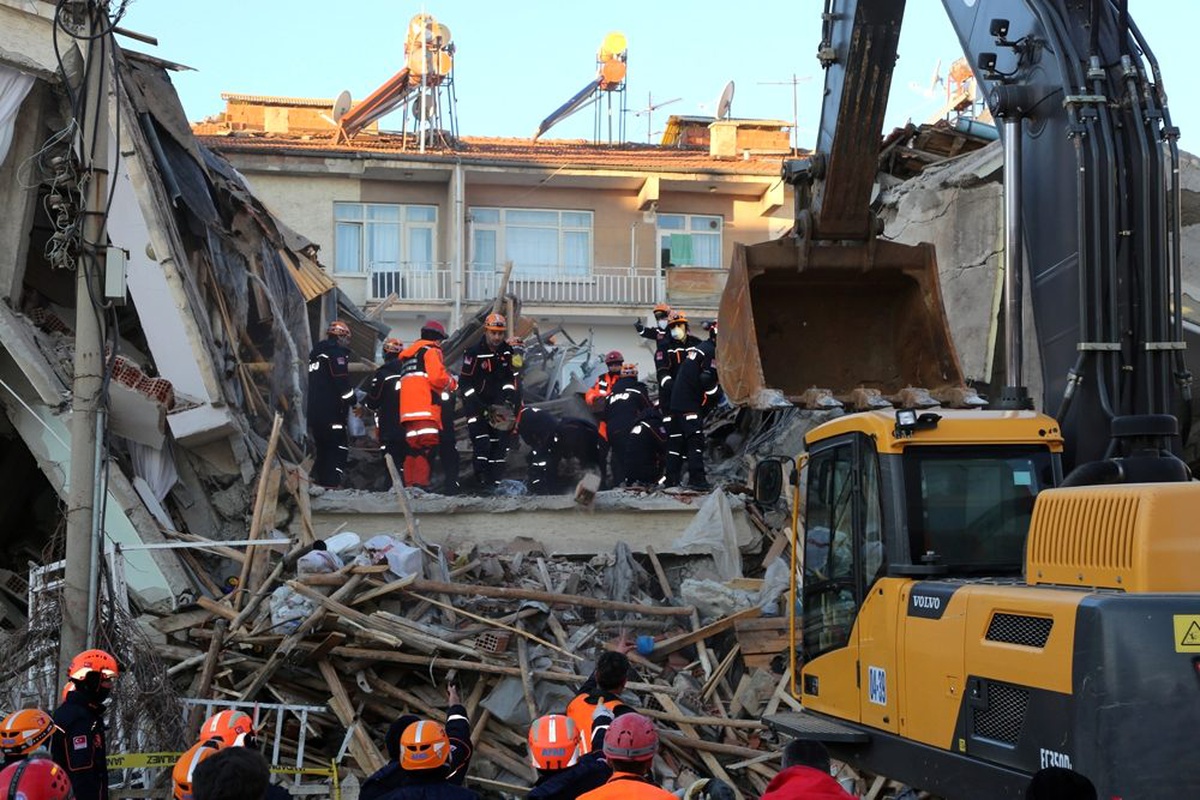 Elazığ depreminde 20 kişi hayatını kaybetti, bin 30 yaralı