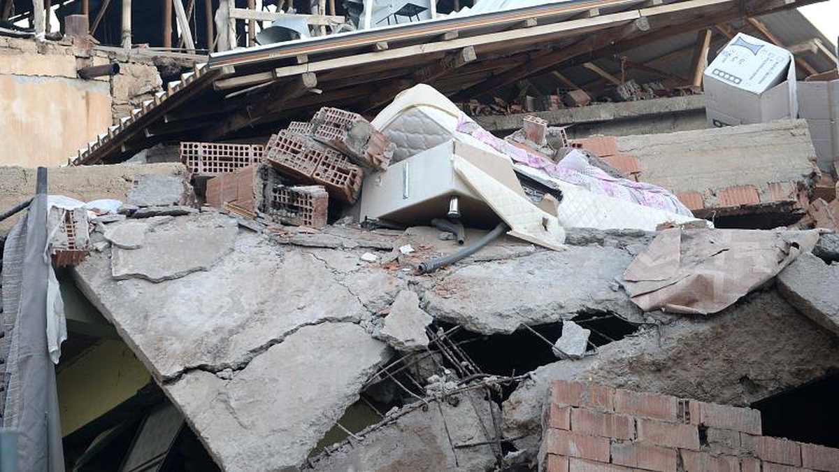 Elazığ depreminde saatler sonra enkazlardan çıkarılma görüntüleri