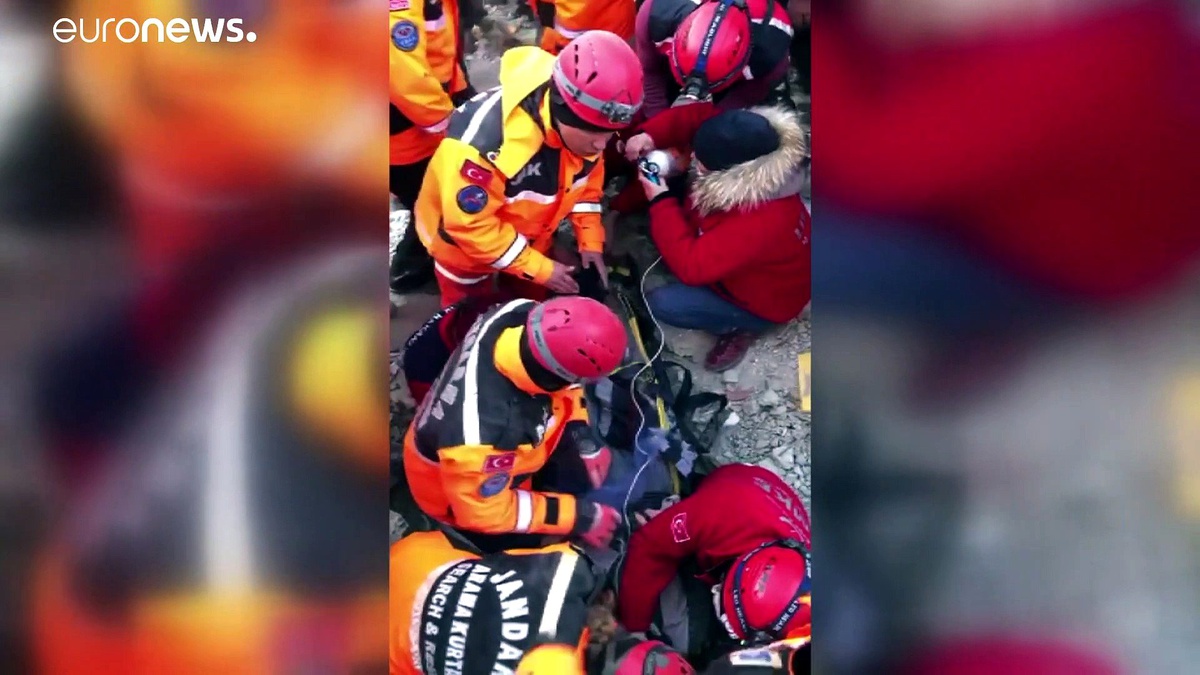 Elazığ depreminde saatler sonra enkazlardan çıkarılma görüntüleri