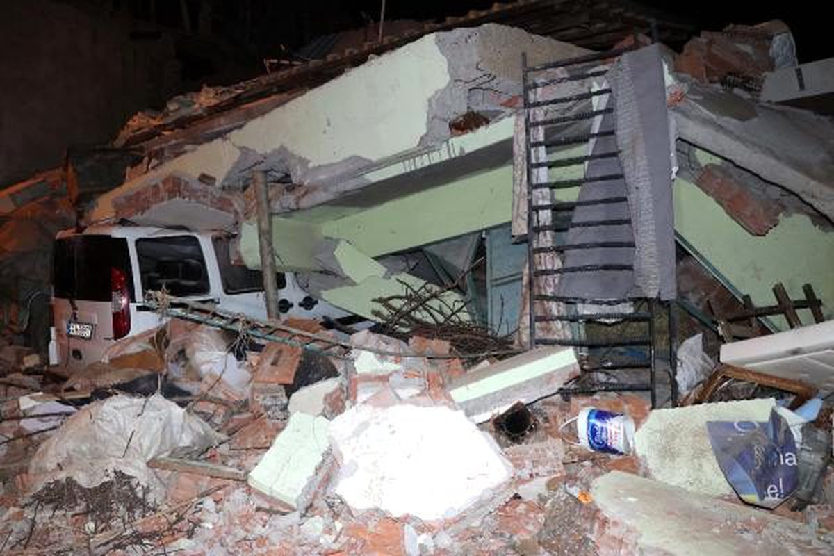 Elazığ merkezli 6.8\'lik deprem, yurdun doğusunu salladı: 19 ölü (6)