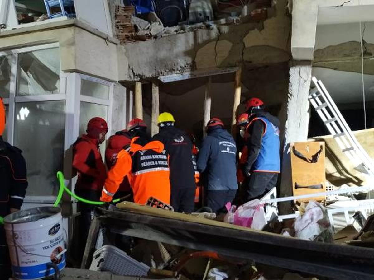 Elazığ merkezli 6.8\'lik deprem, yurdun doğusunu salladı: 19 ölü (7)