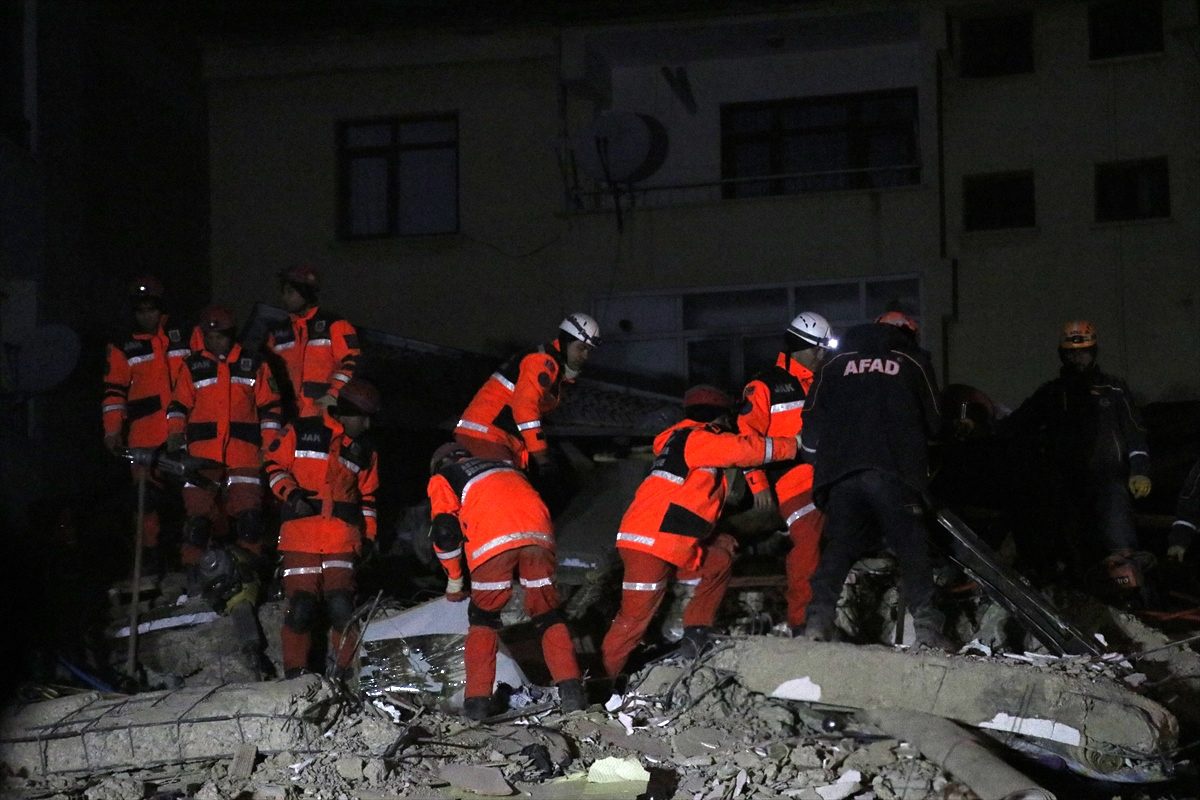 Enkaz altından yükselen ses, jandarma ekiplerini harekete geçirdi