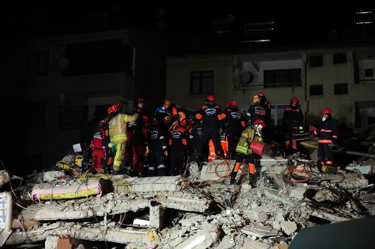 Enkazda arama kurtarma çalışmaları devam ediyor