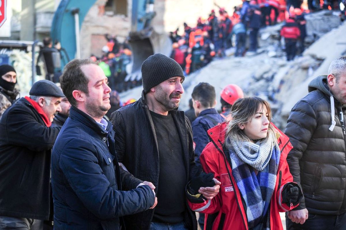 Enkazdan 14 saatin ardından bir kadın daha sağ çıkarıldı