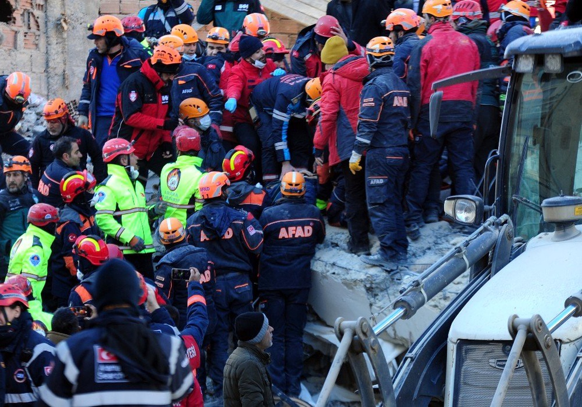 Enkazdan 15 saatin ardından 1 kişi daha sağ çıkarıldı
