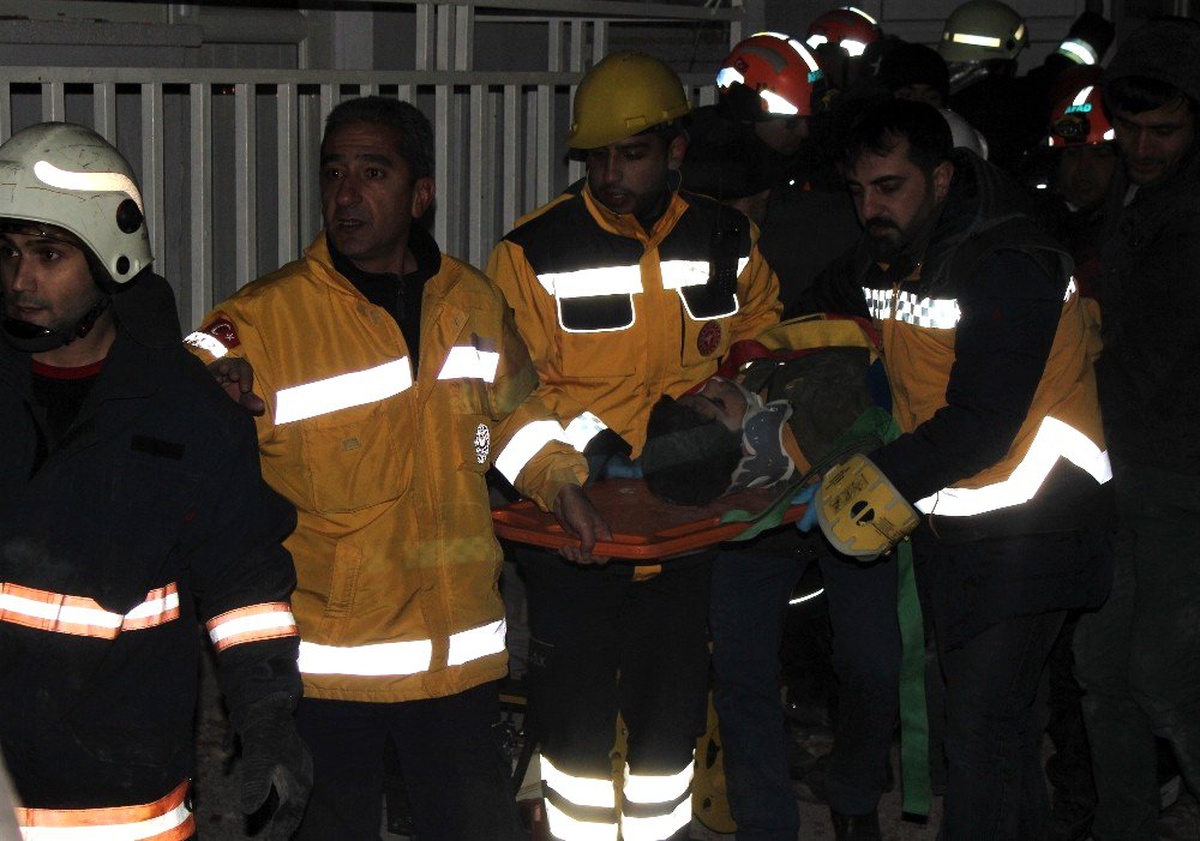 Enkazdan 5 saat sonra 12 yaşındaki çocuk sağ çıkarıldı