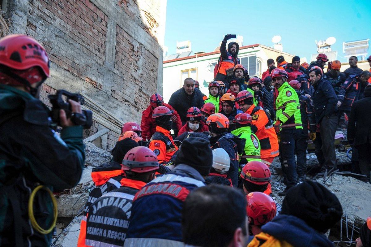Enkazdan bir kadın daha sağ çıkarıldı