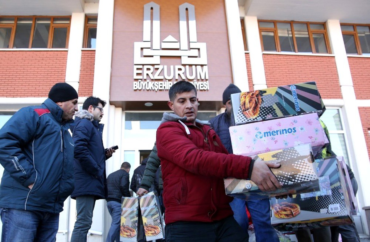 Erzurum Büyükşehir Belediyesi, Elazığ ve Malatya\'daki depremzedeler için adeta seferberlik ilan etti