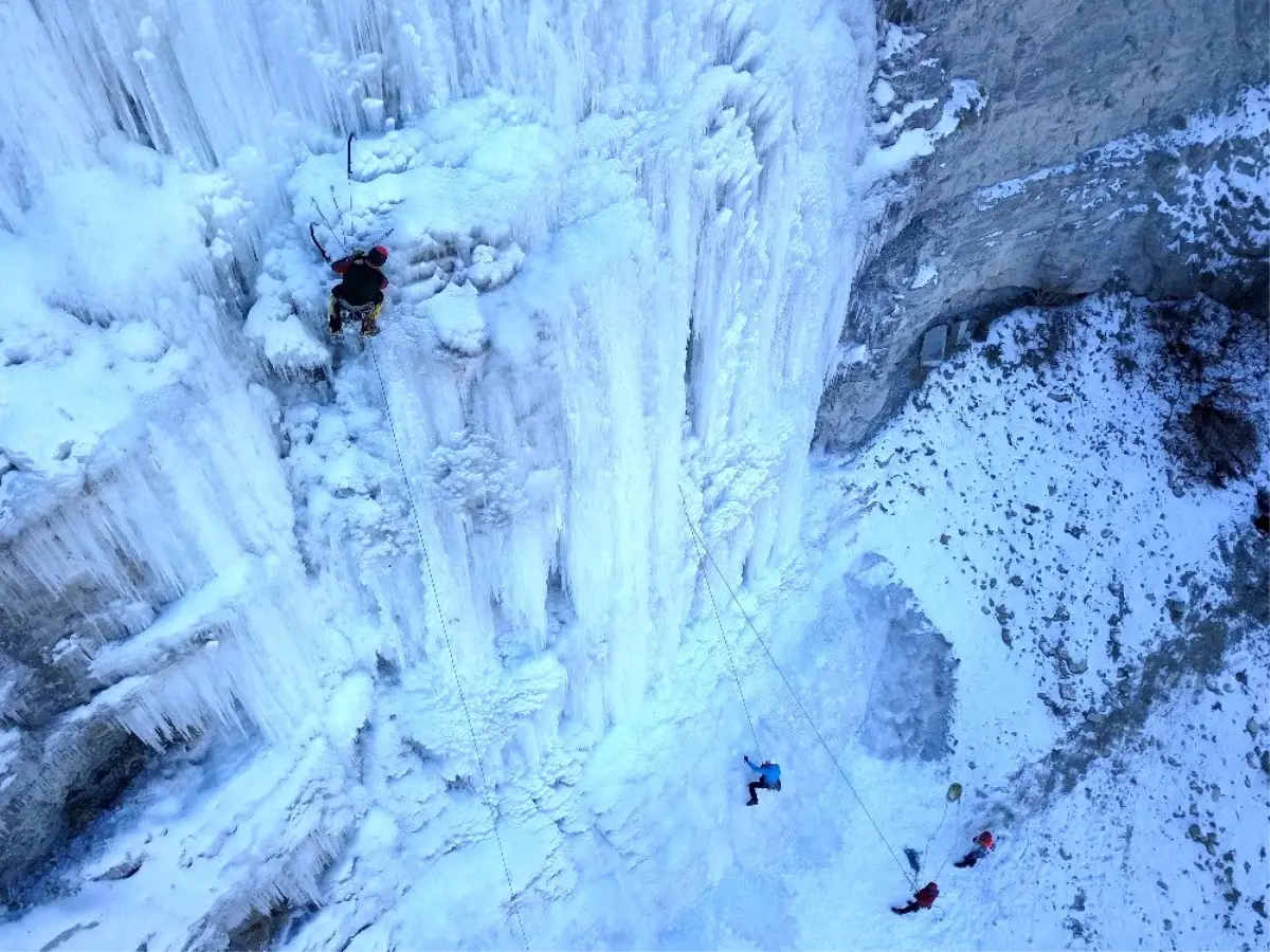 Erzurum\'da buz şelalesinde nefes kesen tırmanış