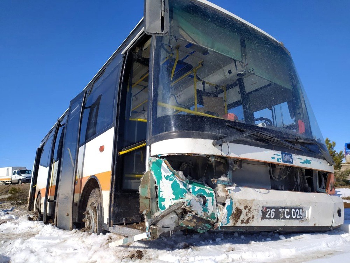 Eskişehir\'de halk otobüsü yoldan çıktı: 6 yaralı