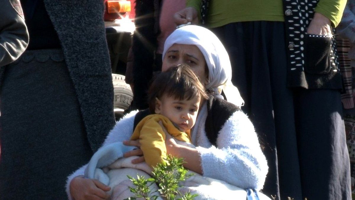 Fatih\'te 3 katlı bina alev alev yandı