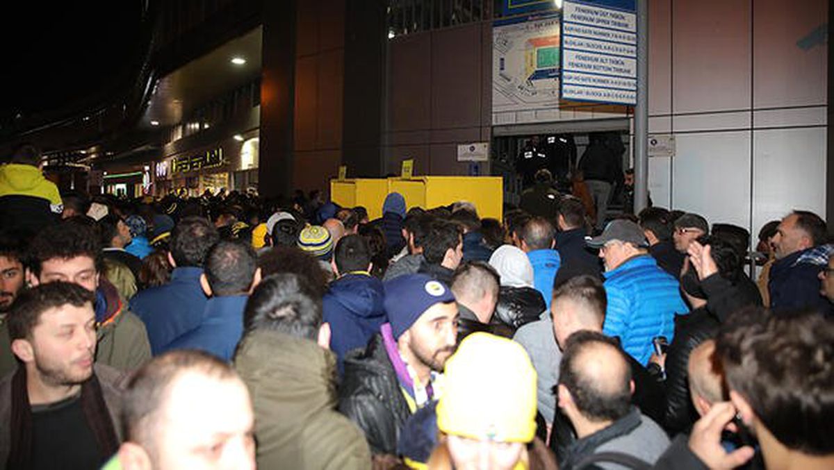 Fenerbahçe-Başakşehir maçında turnike krizi! Taraftarlar giremedi