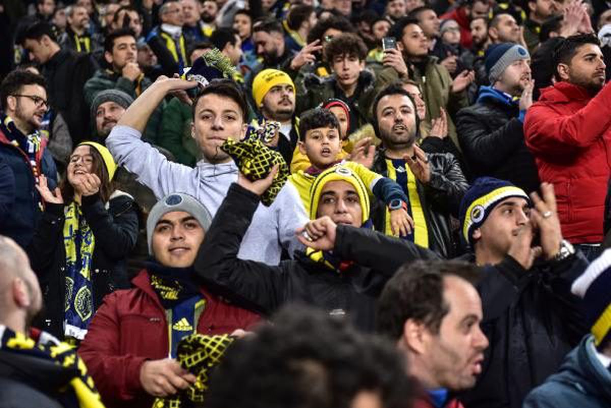 Fenerbahçeli taraftarlardan Elazığ\'daki depremzedelere destek