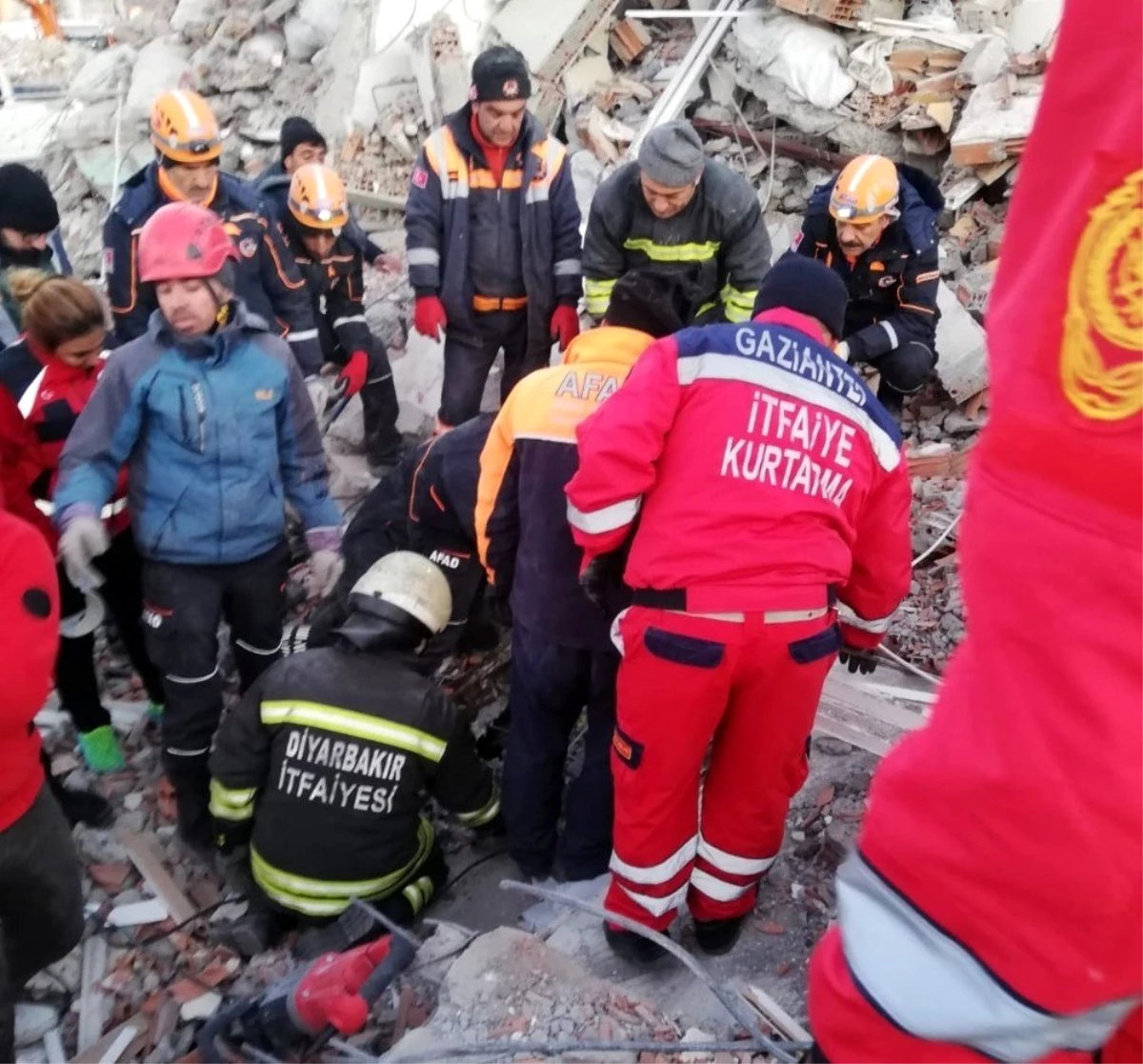 Gaziantep\'ten giden kurtarma ekipleri 2 kişi enkaz altından sağ çıkardı