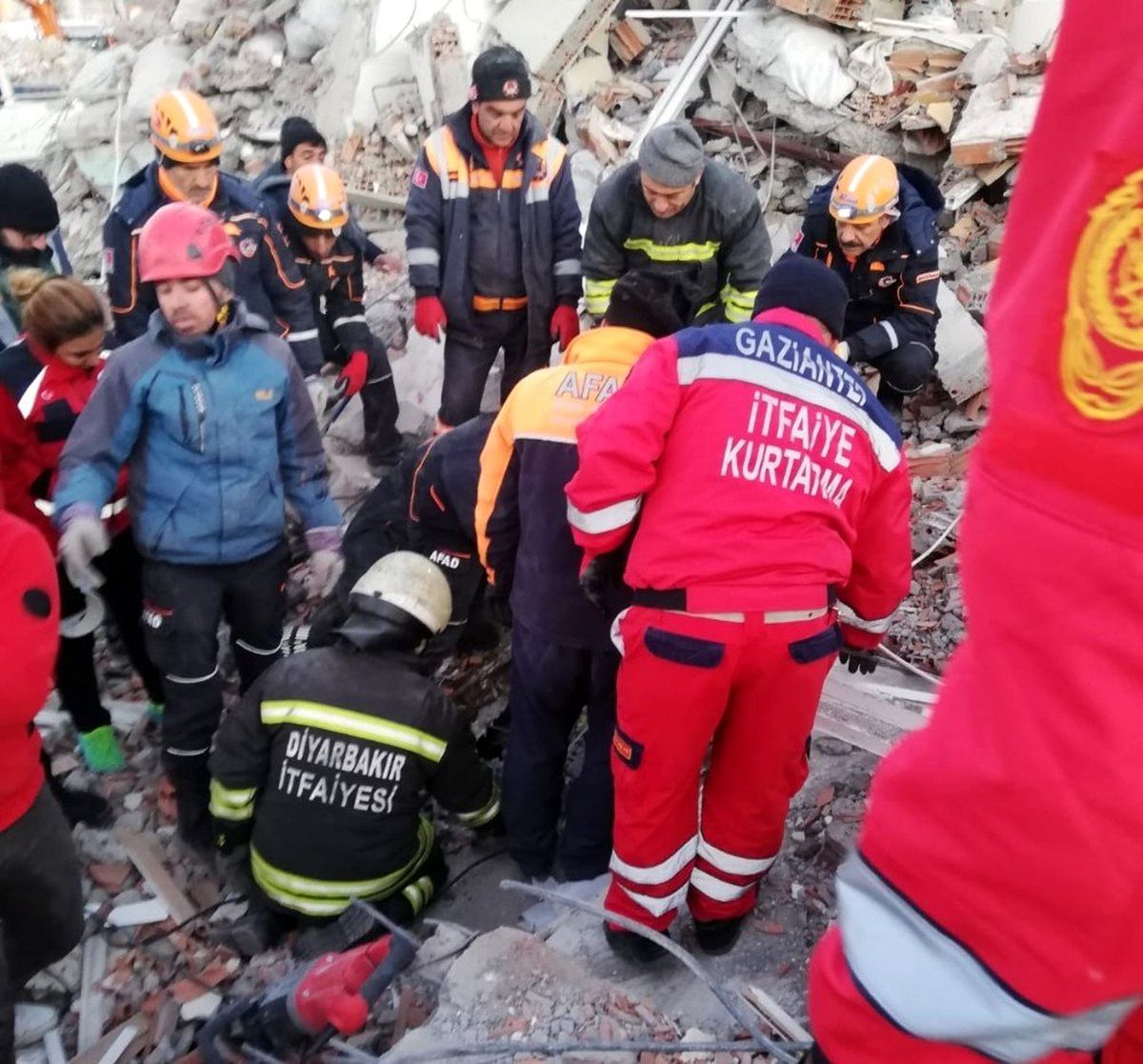 Gaziantep\'ten giden kurtarma ekipleri 2 kişi enkaz altından sağ çıkardı