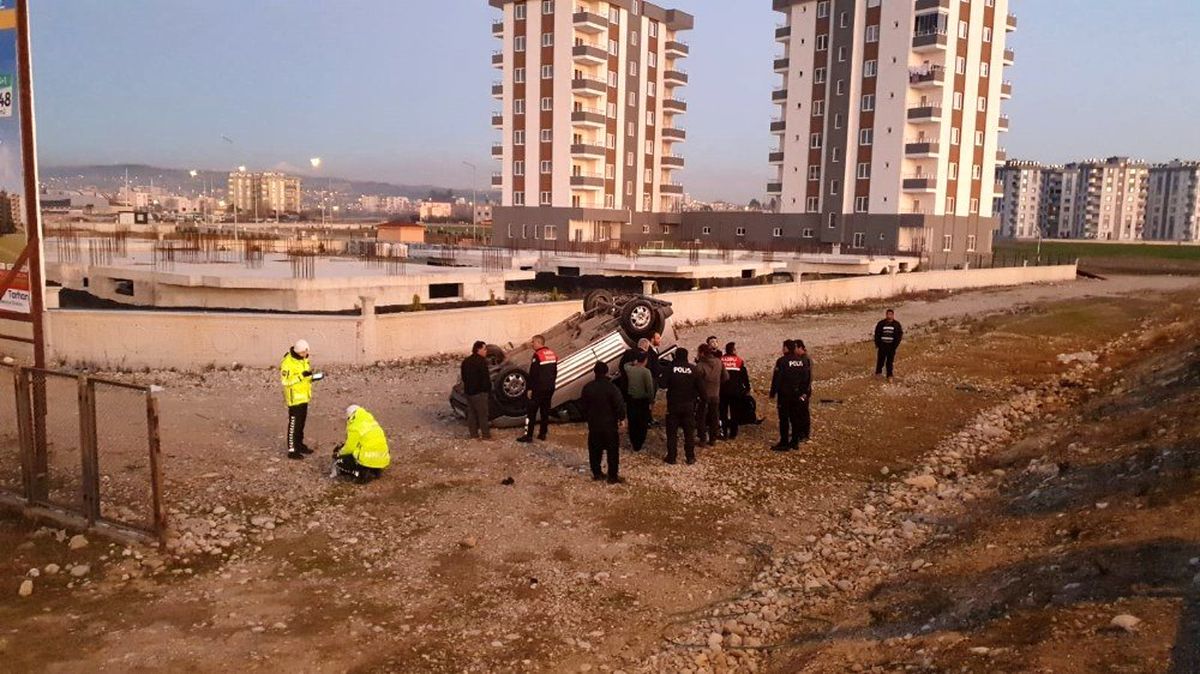 Hafif ticari araç takla attı: 4 yaralı