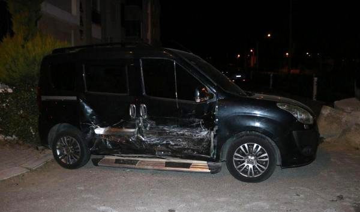 Hafif ticari araçla otomobil çarpıştı: 6 yaralı