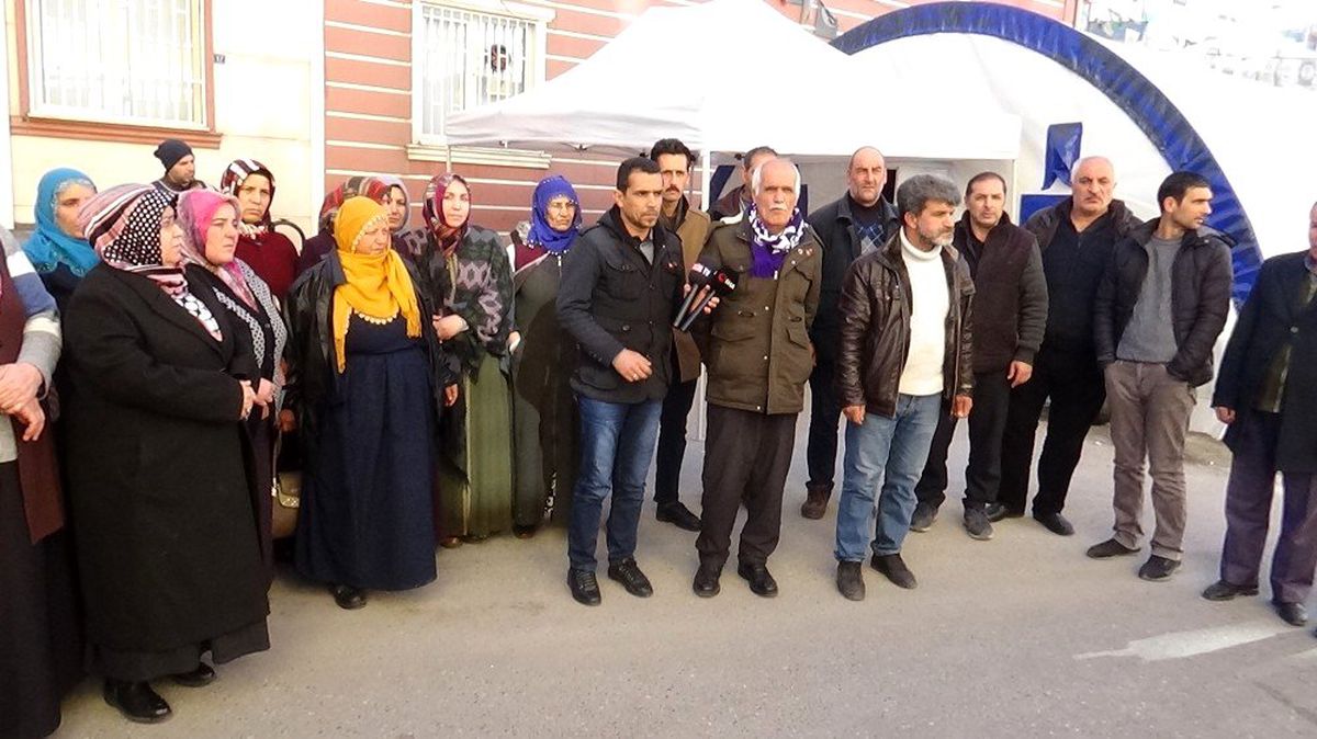 HDP önündeki ailelerden Elazığ\'a yardım çağrısı: "Çadırımızı göndermeye ve çalışmalara katılmaya...