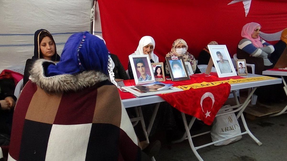 HDP önündeki ailelerin evlat nöbeti 145\'inci gününde