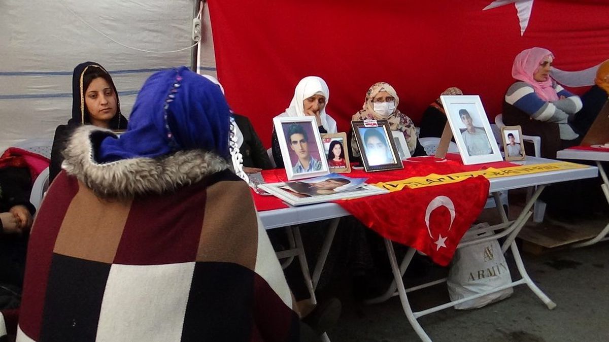 HDP önündeki ailelerin evlat nöbeti 145\'inci gününde