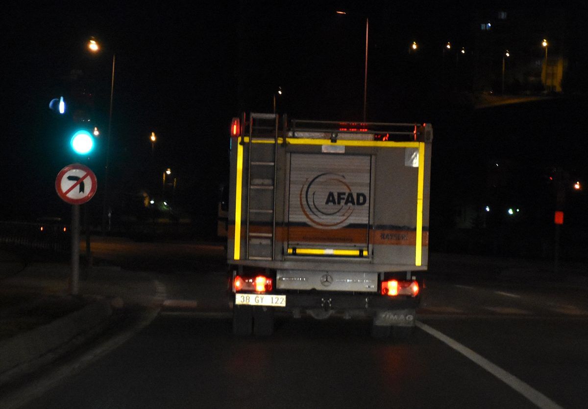 İç Anadolu\'dan Elazığ\'a sağlık ve arama kurtarma ekipleri gönderildi