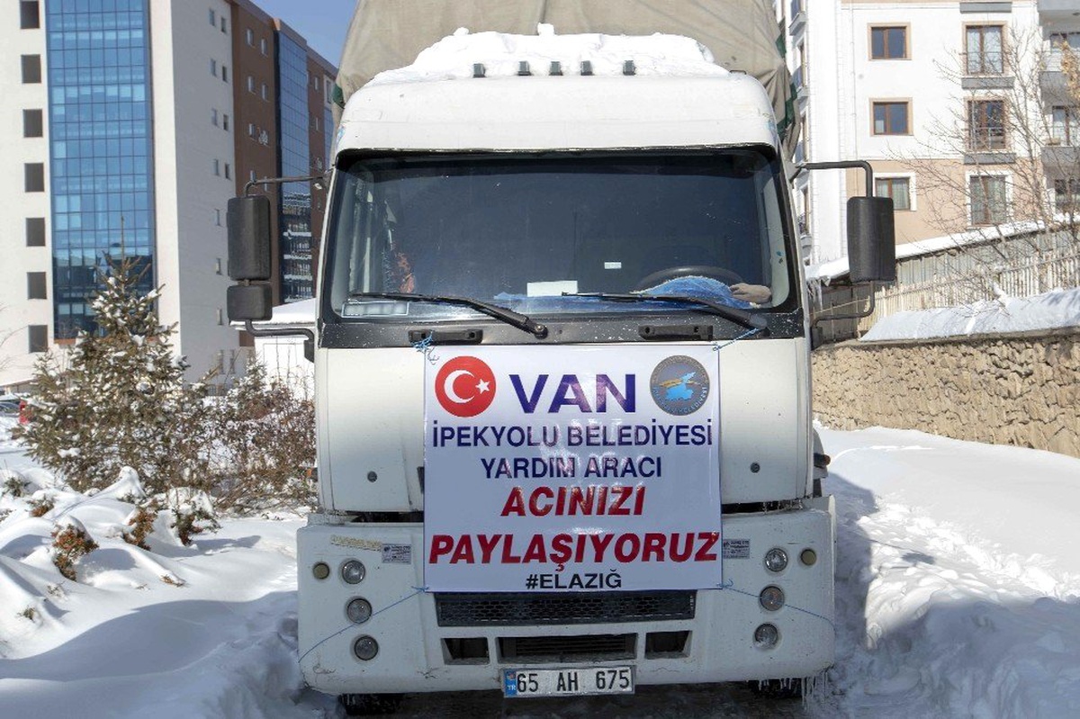 İpekyolu Belediyesi\'nden Elazığ\'a yardım kamyonu
