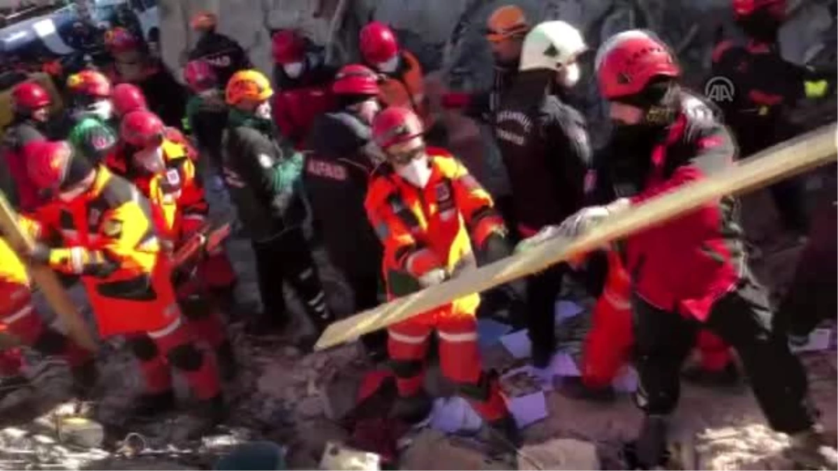 JAK ekipleri tünel açma tekniği kullanarak enkazdaki depremzedeye ulaşmaya çalışıyor
