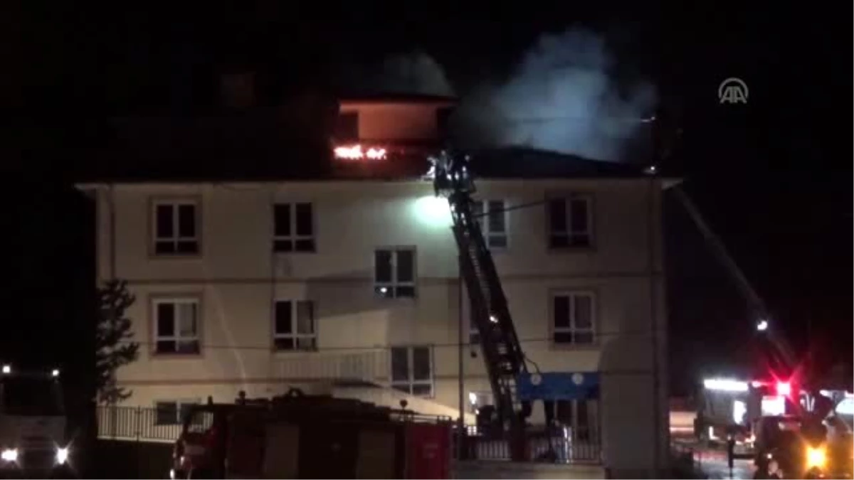 Kahramanmaraş\'ta okul çatısında yangın çıktı