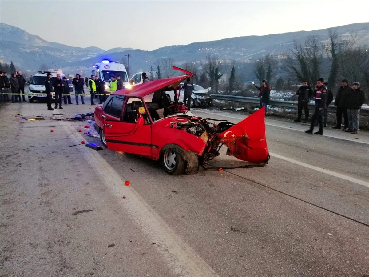 Karabük\'te iki otomobil çarpıştı: 2 ölü, 1 yaralı