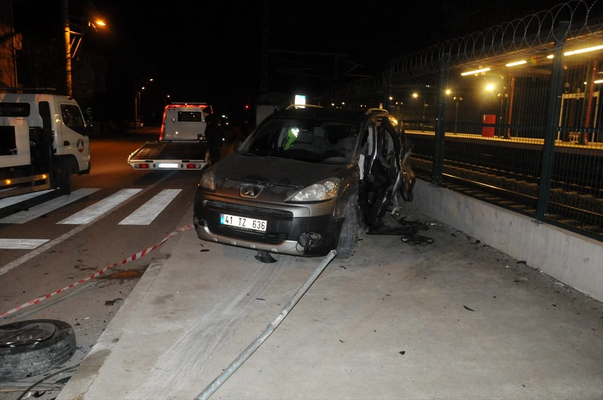 Kocaeli\'de 3 aracın karıştığı trafik kazasında 11 kişi yaralandı