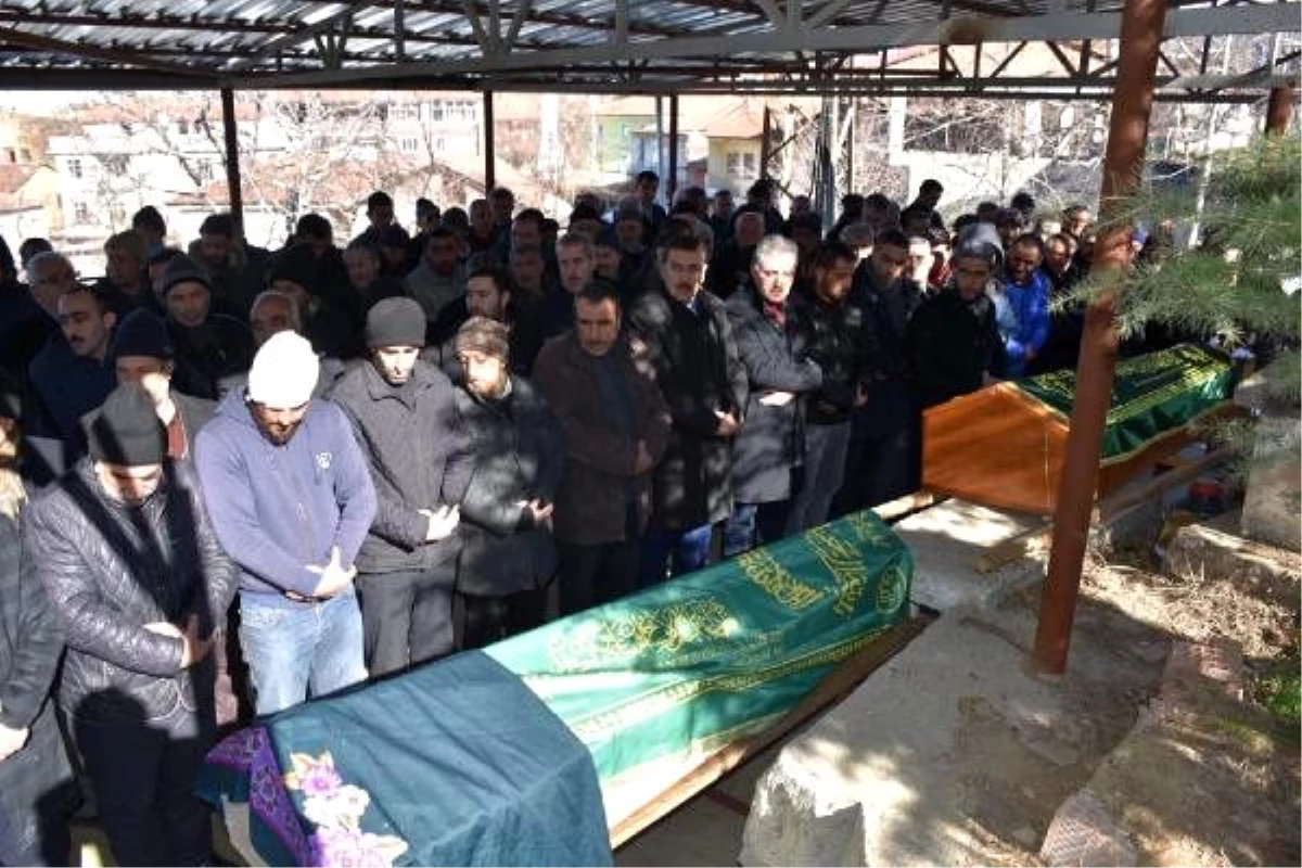 Malatya\'da depremde ölen 2 kişi de toprağa verildi