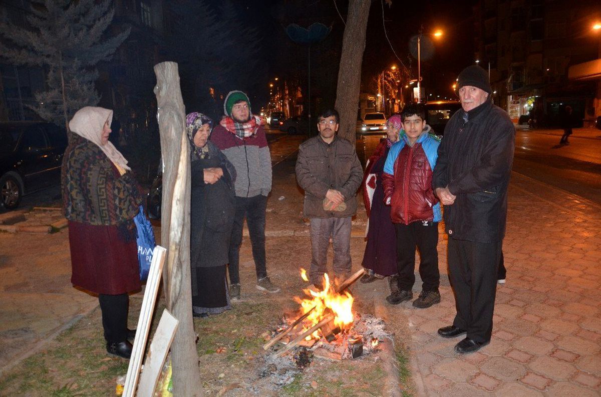 Malatya halkı geceyi sokakta geçiriyor