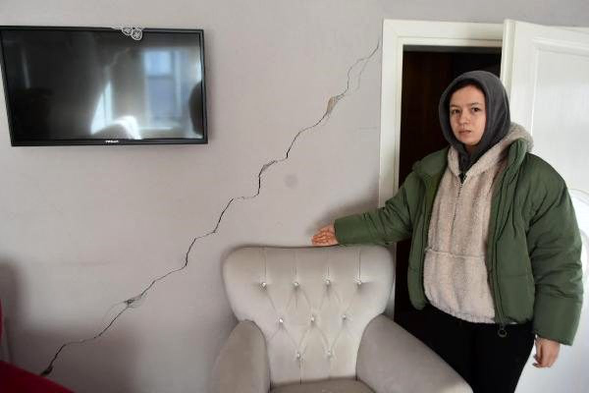 Manisa\'da sarsıntılar devam ediyor, halk evlerine girmiyor