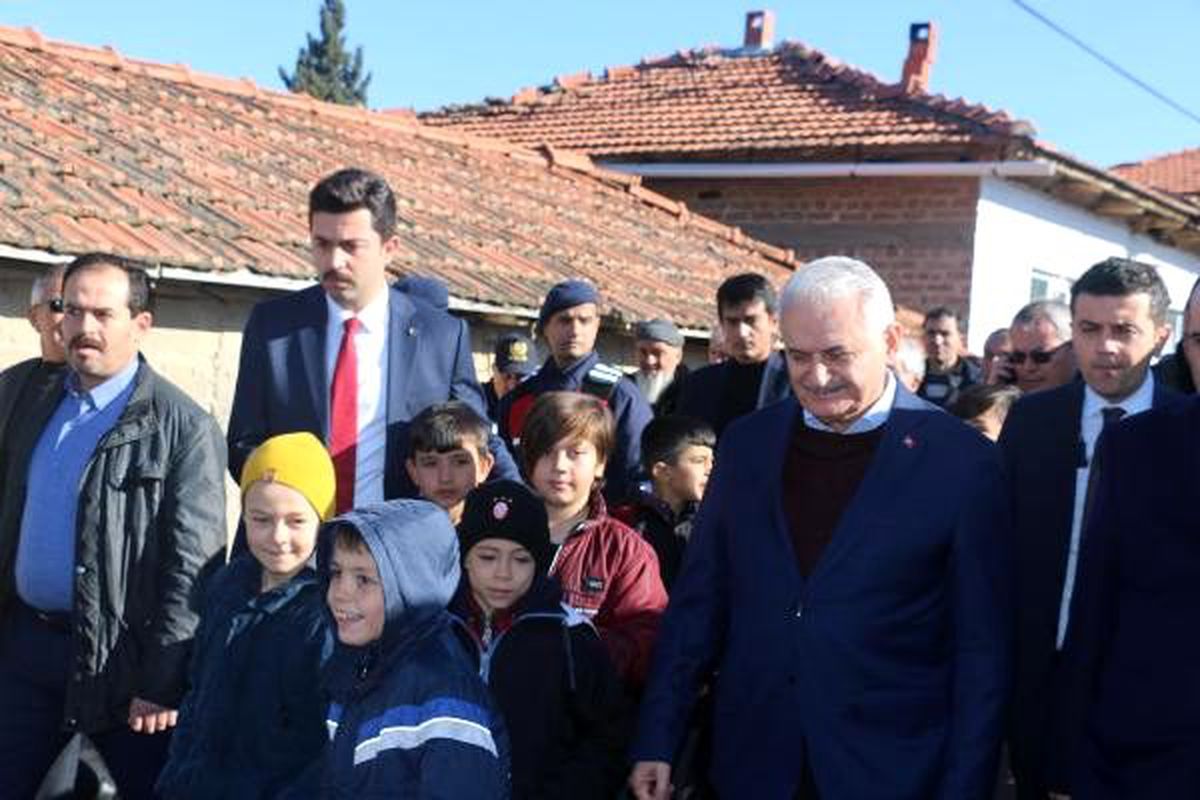Manisa\'da sarsıntılar devam ediyor, halk evlerine girmiyor (2)