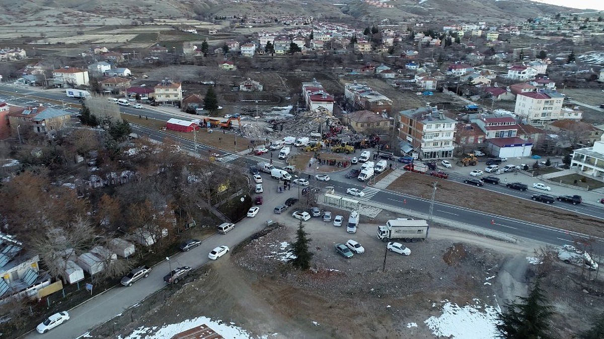 Mehmetçik Sivrice\'de vatandaşların çadırını kurdu