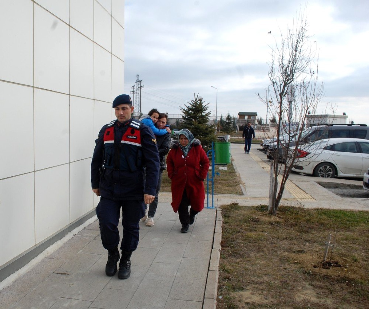 Minibüsün lastiği patlayınca 32 göçmeni bırakıp kaçtı