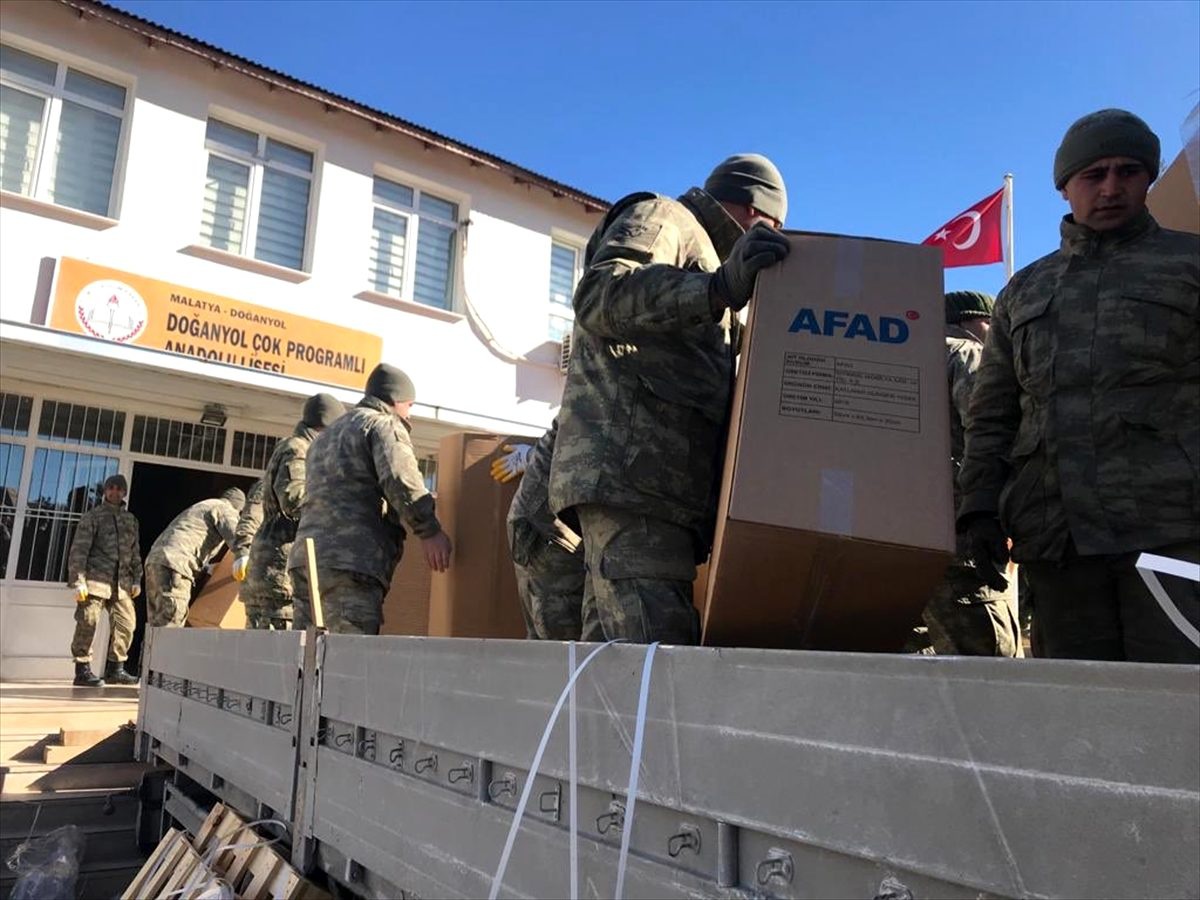 MSB: Mehmetçiklerimiz AFAD\'a ait 8 tır malzemenin taşınmasına destek verdi