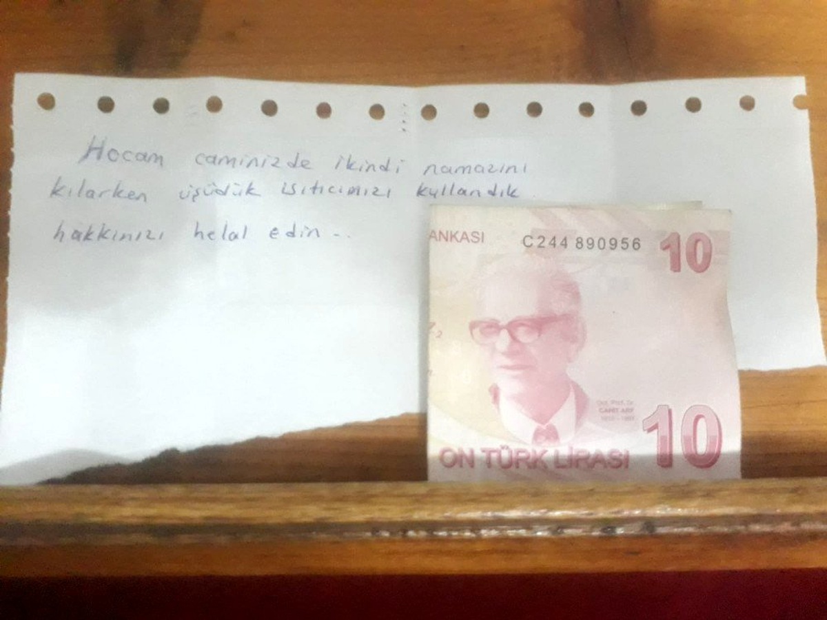 Namaz kılarken kullandığı elektrikli ısıtıcının parasını bıraktı