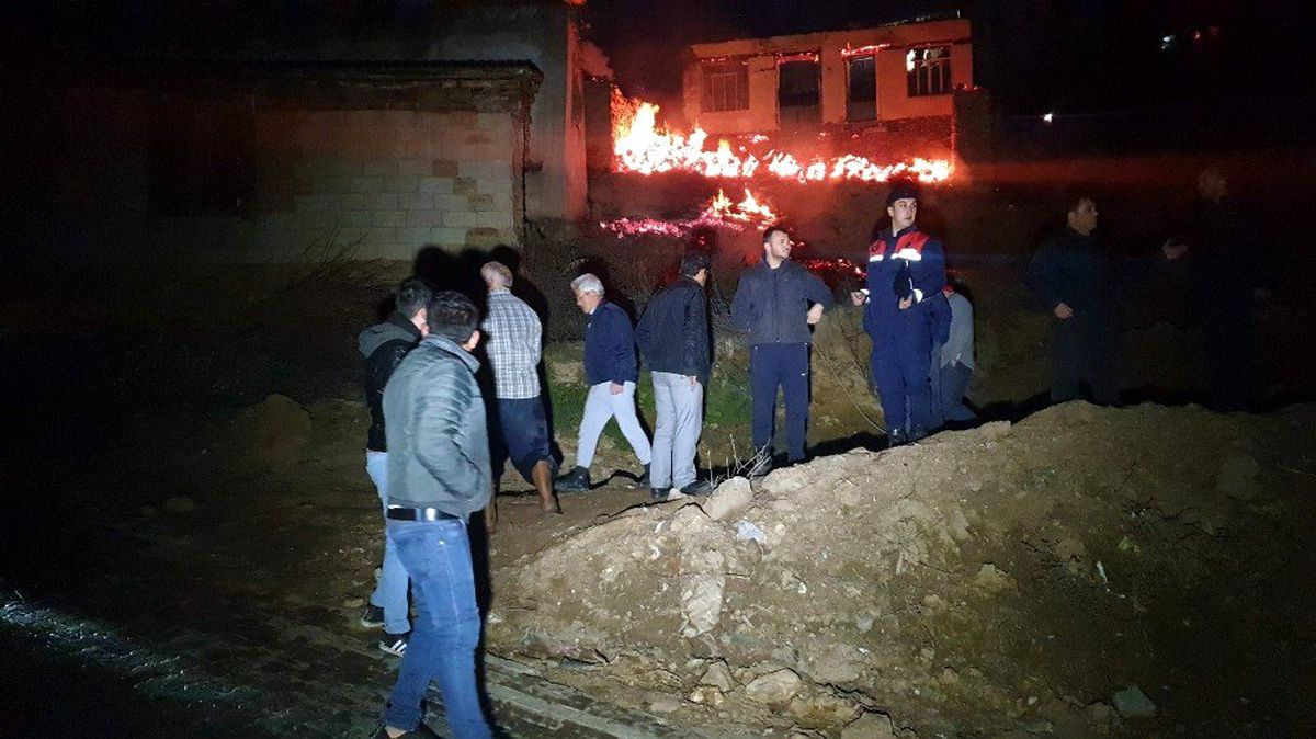 Nazilli\'de çıkan yangında 8 ev küle döndü