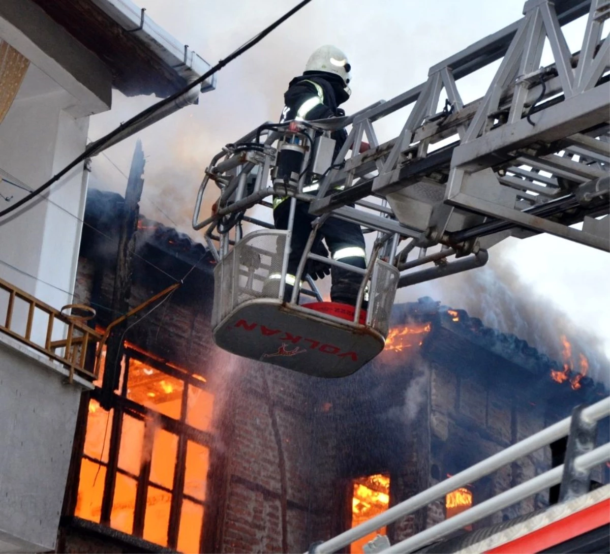 Ordu\'da korkutan yangın: Bina alev alev yandı