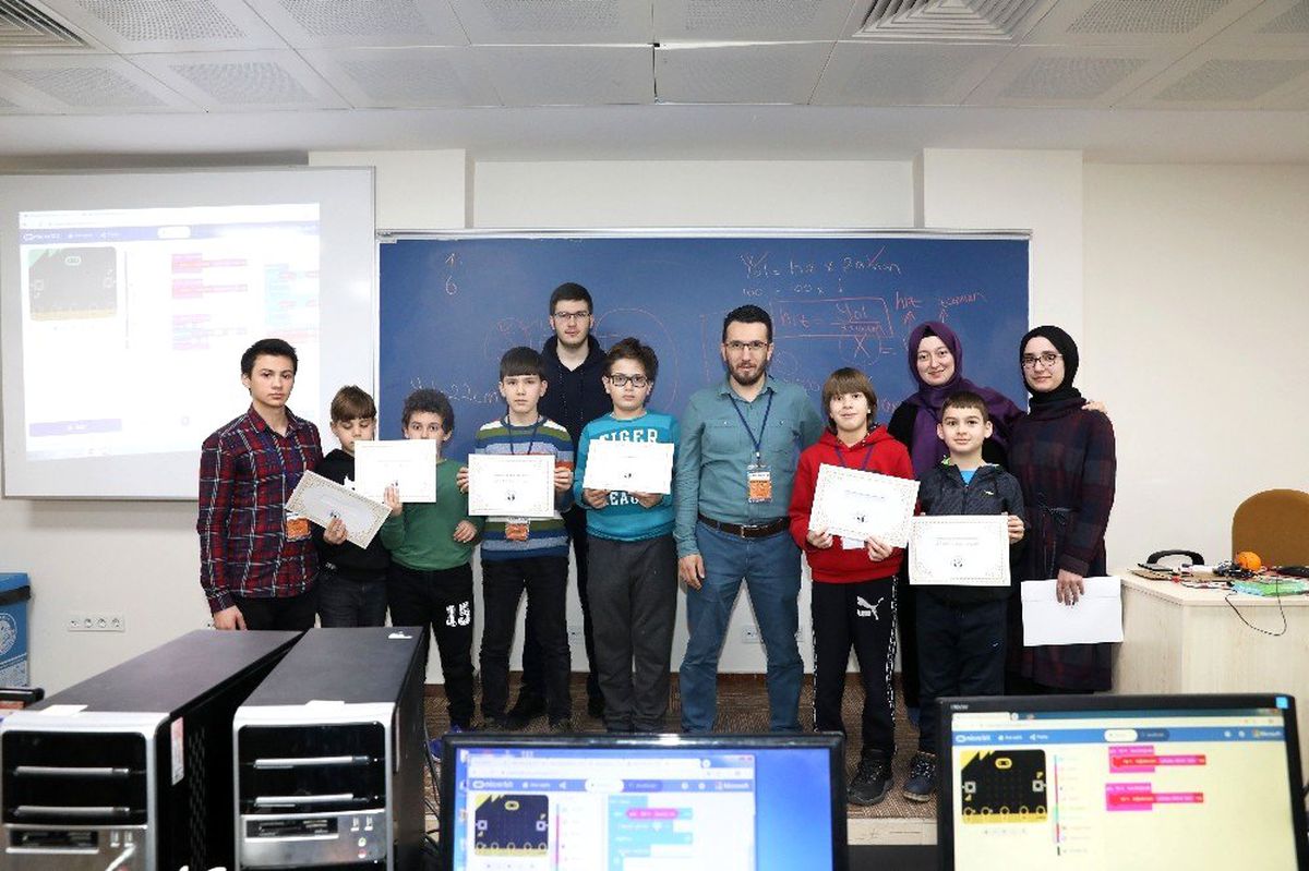 Robotik Kodlama öğrenen çocuklar sertifika sahibi oldu