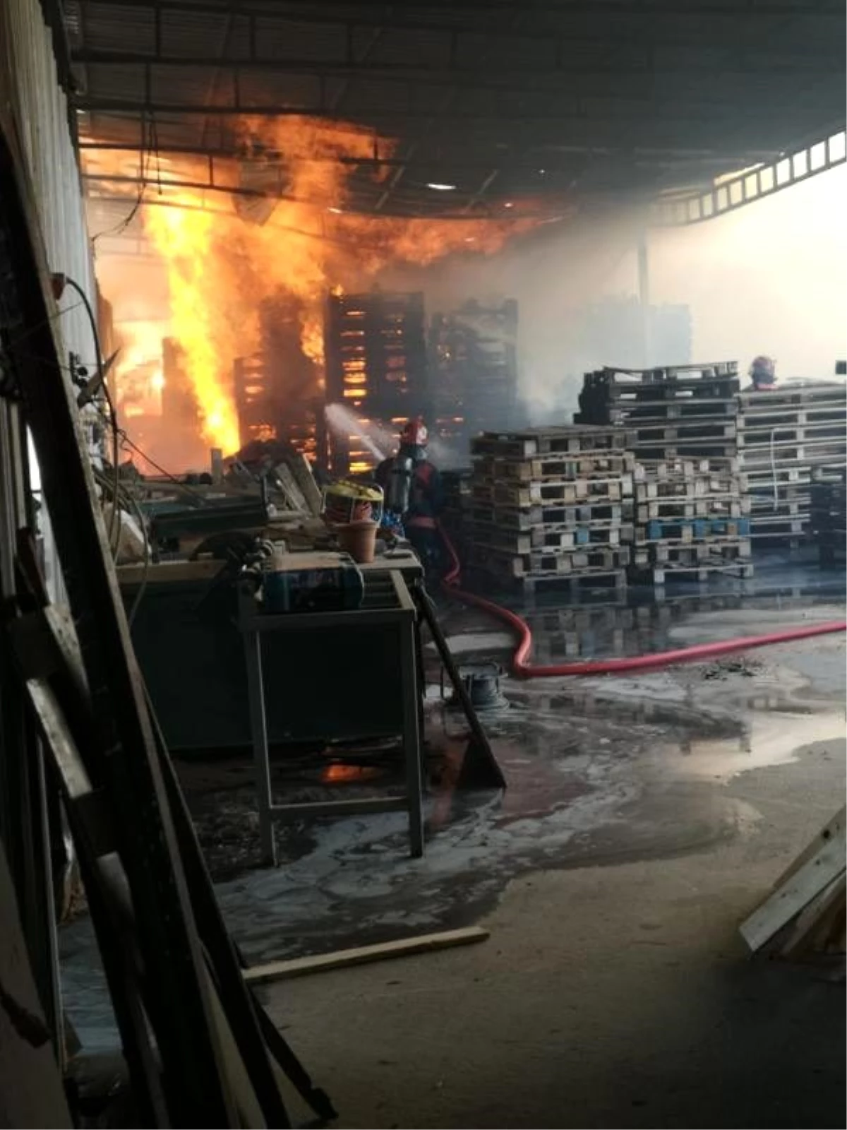 Sakarya\'da ahşap palet fabrikasında yangın (1)