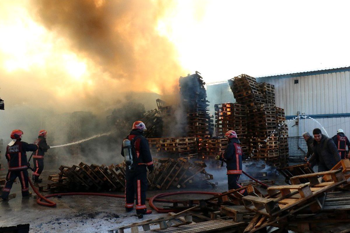 Sakarya\'da palet fabrikasında yangın: 2 kişi dumandan etkilendi