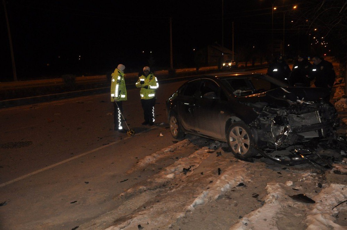 Seydişehir\'de otomobiller çarpıştı: 3 yaralı