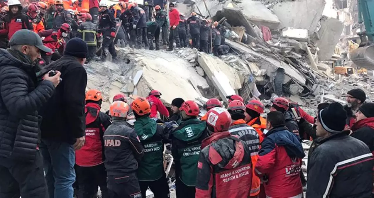 Son dakika: Depremden 12 saat sonra enkaz altından çıkarılan 12 yaşındaki çocuk vefat etti