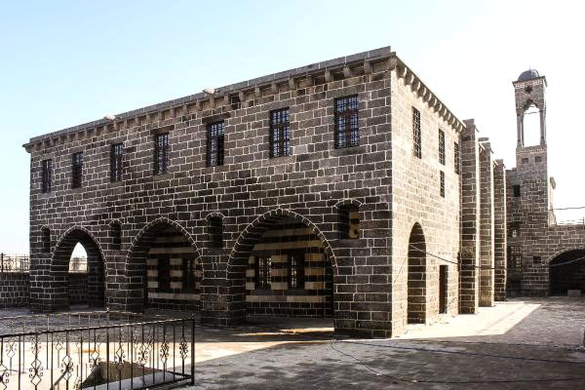 Sur\'da Hüsrev Paşa Camisi ve Ermeni Kilisesi onarıldı