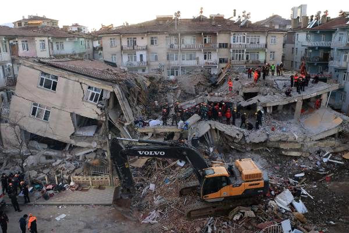 Sürsürü Mahallesi\'ndeki enkazda 9 kişiye ulaşma çalışmaları sürüyor