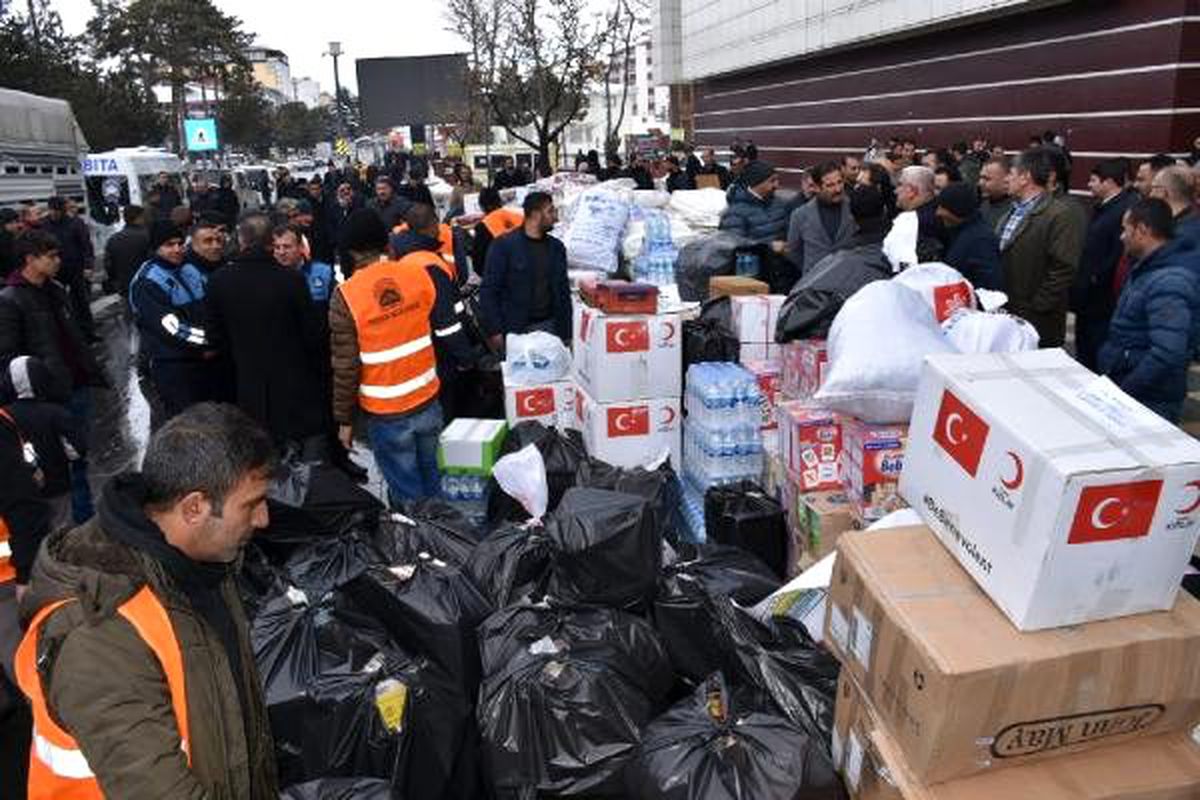 Tatvan\'dan Elazığ\'a yardım